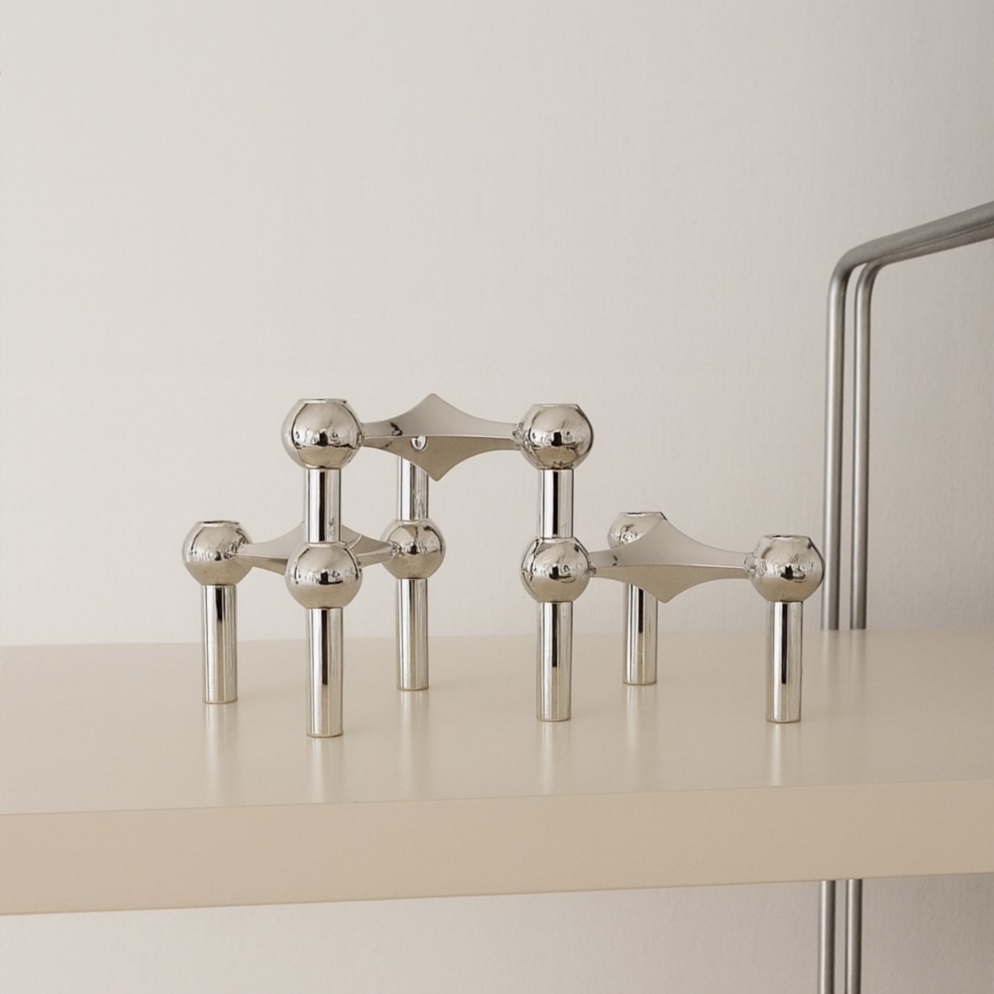 Ljusstake Kromad – Futurustik Design i Metall