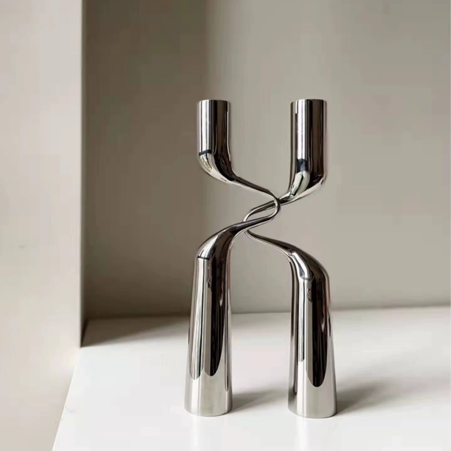 Ljusstake polerad metall 2 – Skulptural design 30x14cm