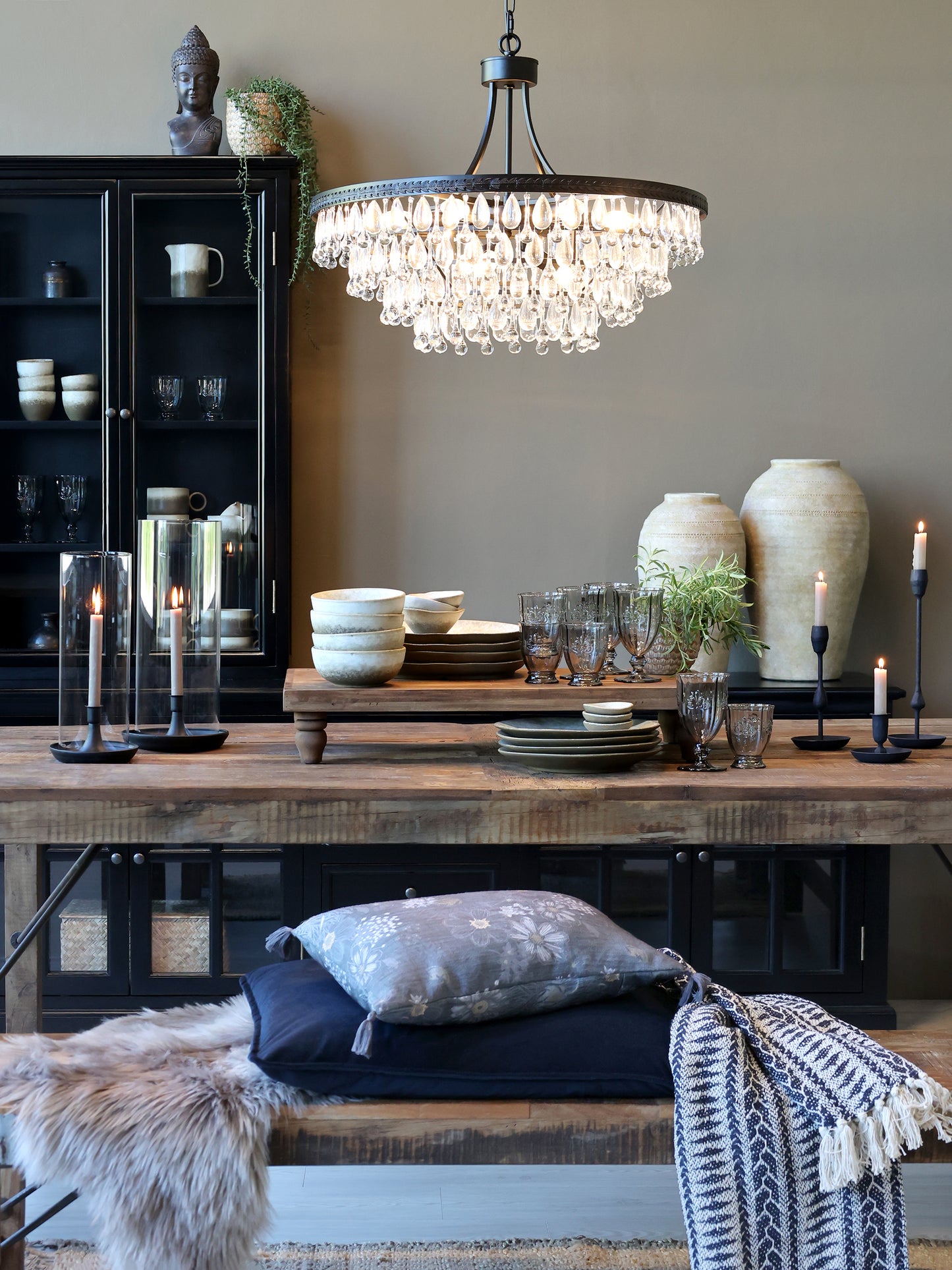 Versailles – Ljuskrona med Droppformade Glasprismor av Chic Antique