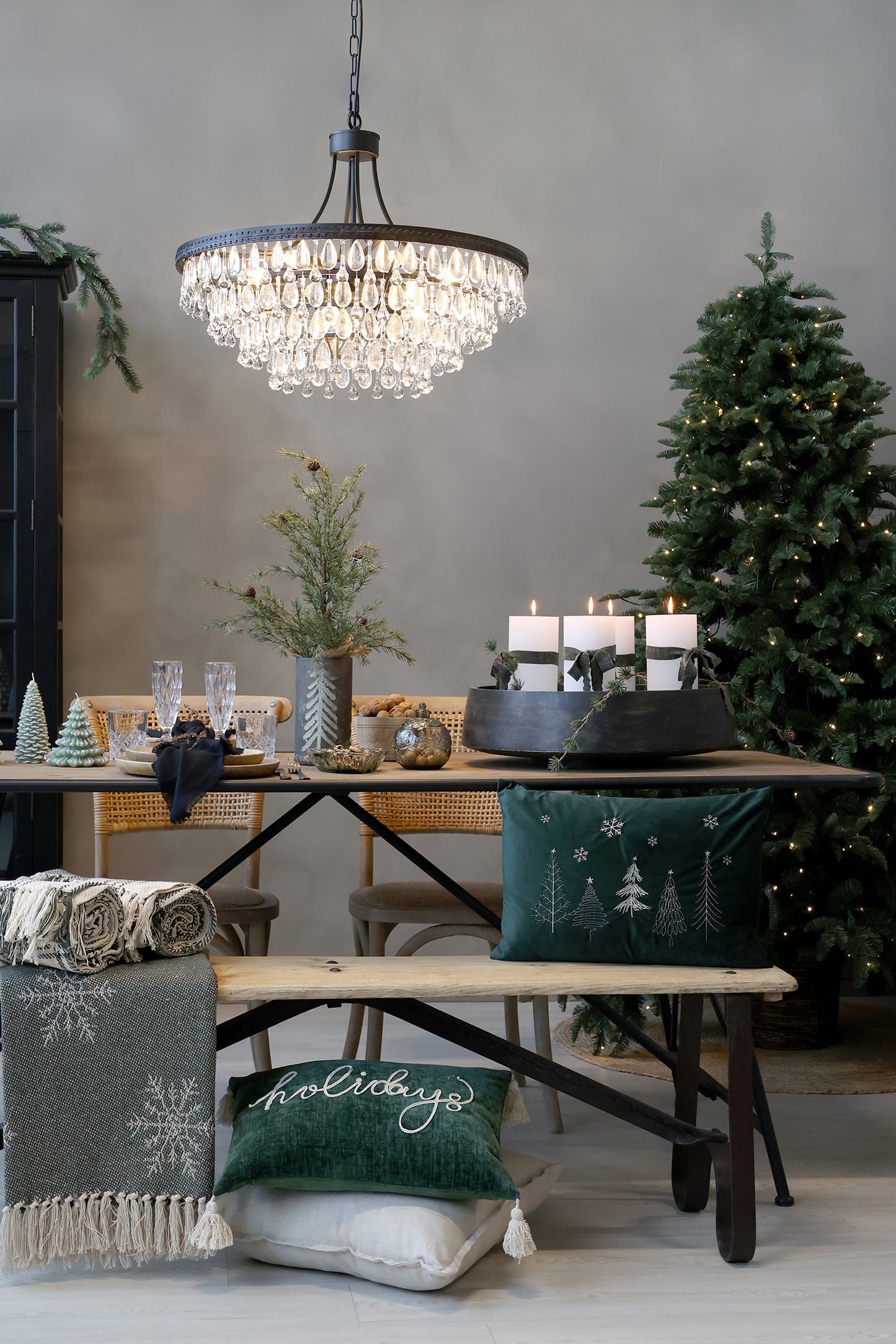 Versailles – Ljuskrona med Droppformade Glasprismor av Chic Antique