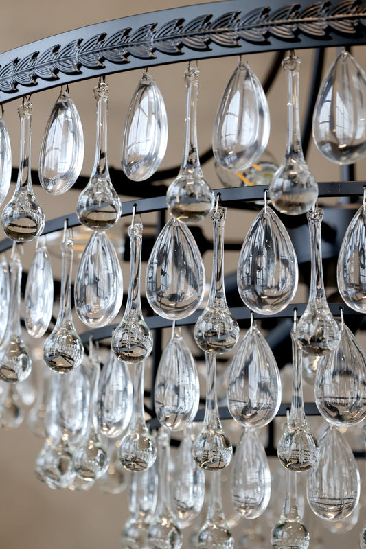 Versailles – Ljuskrona med Droppformade Glasprismor av Chic Antique