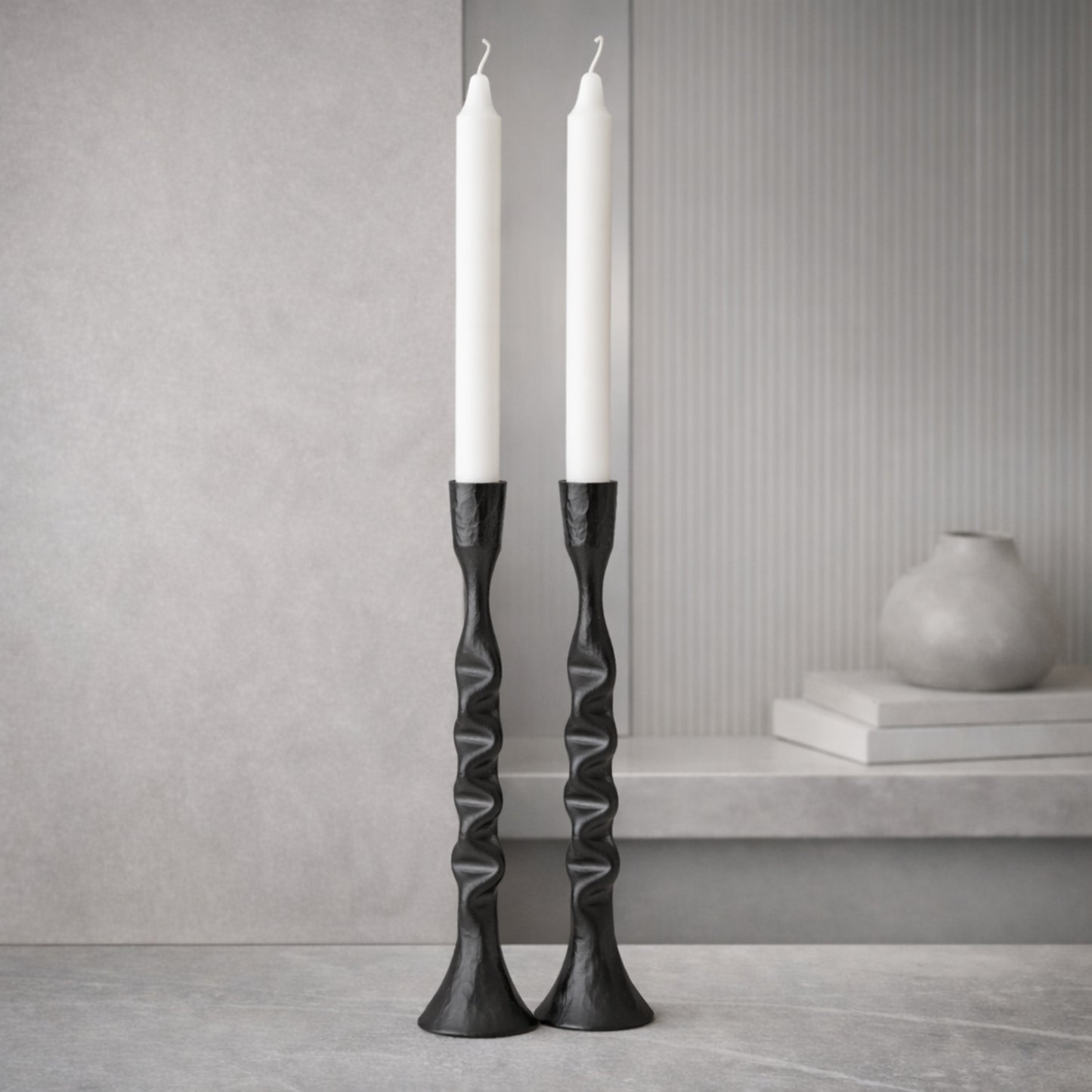 Svart Ljusstake i Metall - Skulptural form | THOR