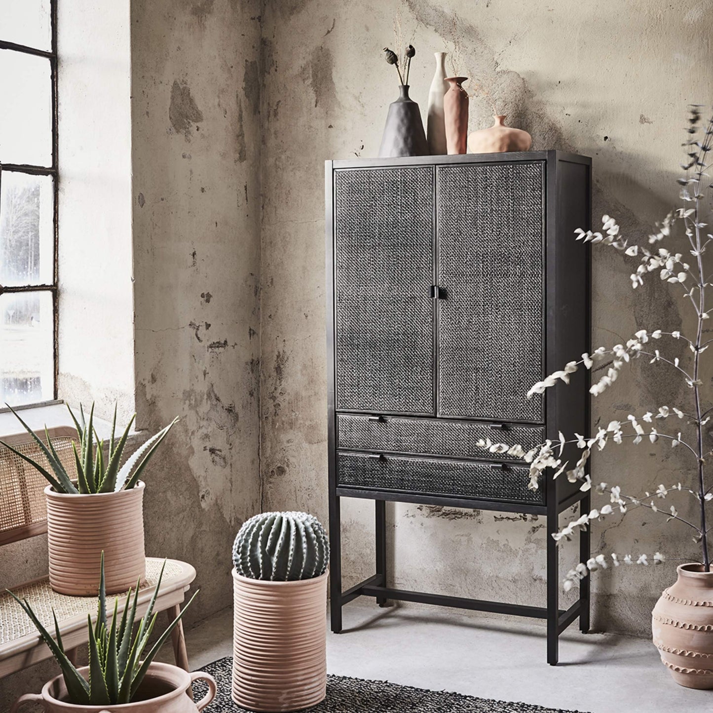 Harry skåp i svart med furu och rotting – Affari of Sweden