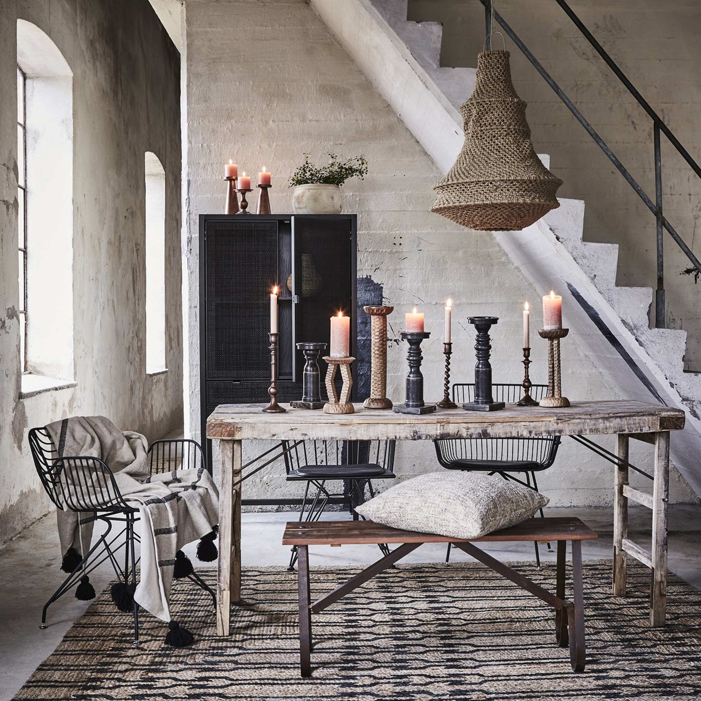 Harry skåp i svart med furu och rotting – Affari of Sweden