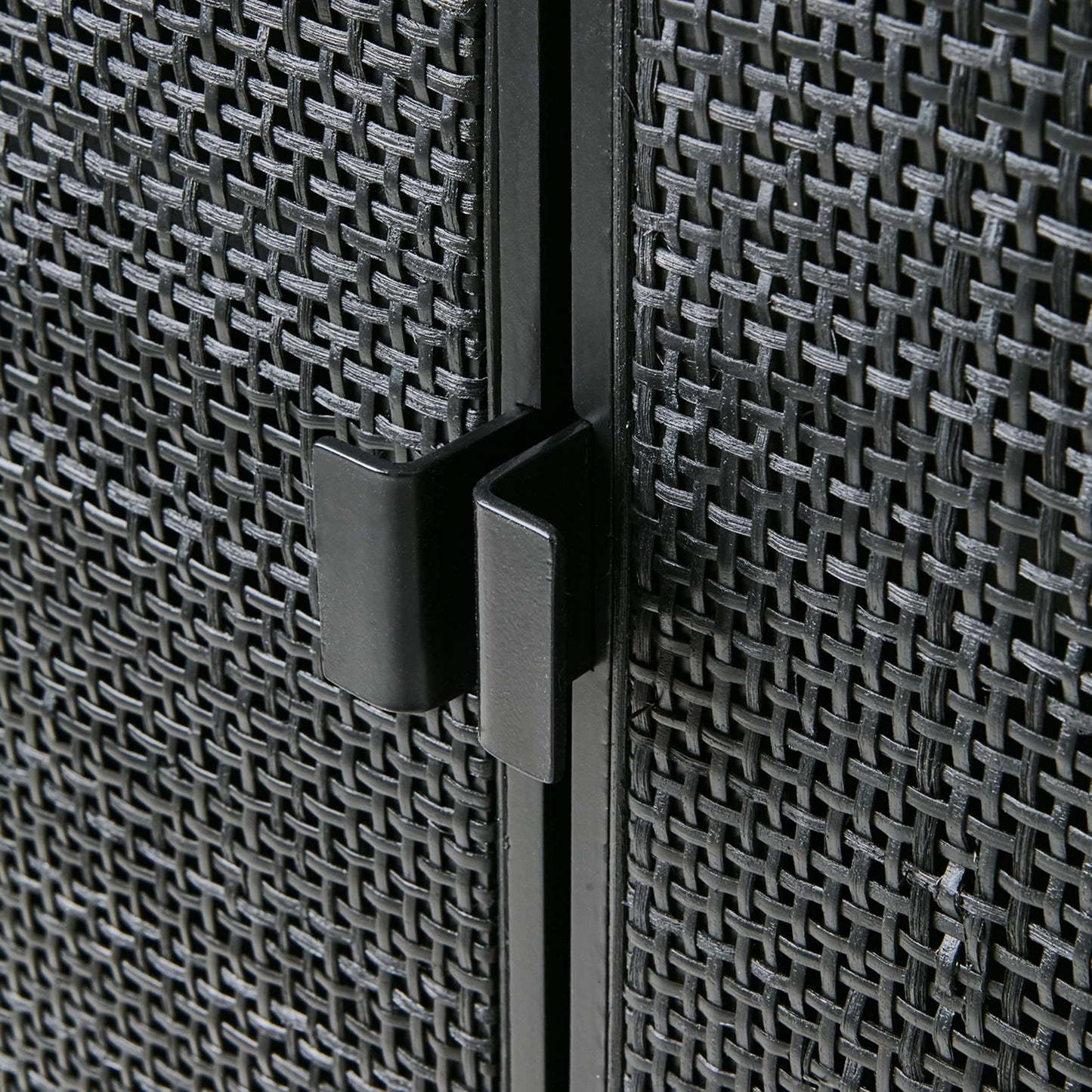 Harry skåp i svart med furu och rotting – Affari of Sweden