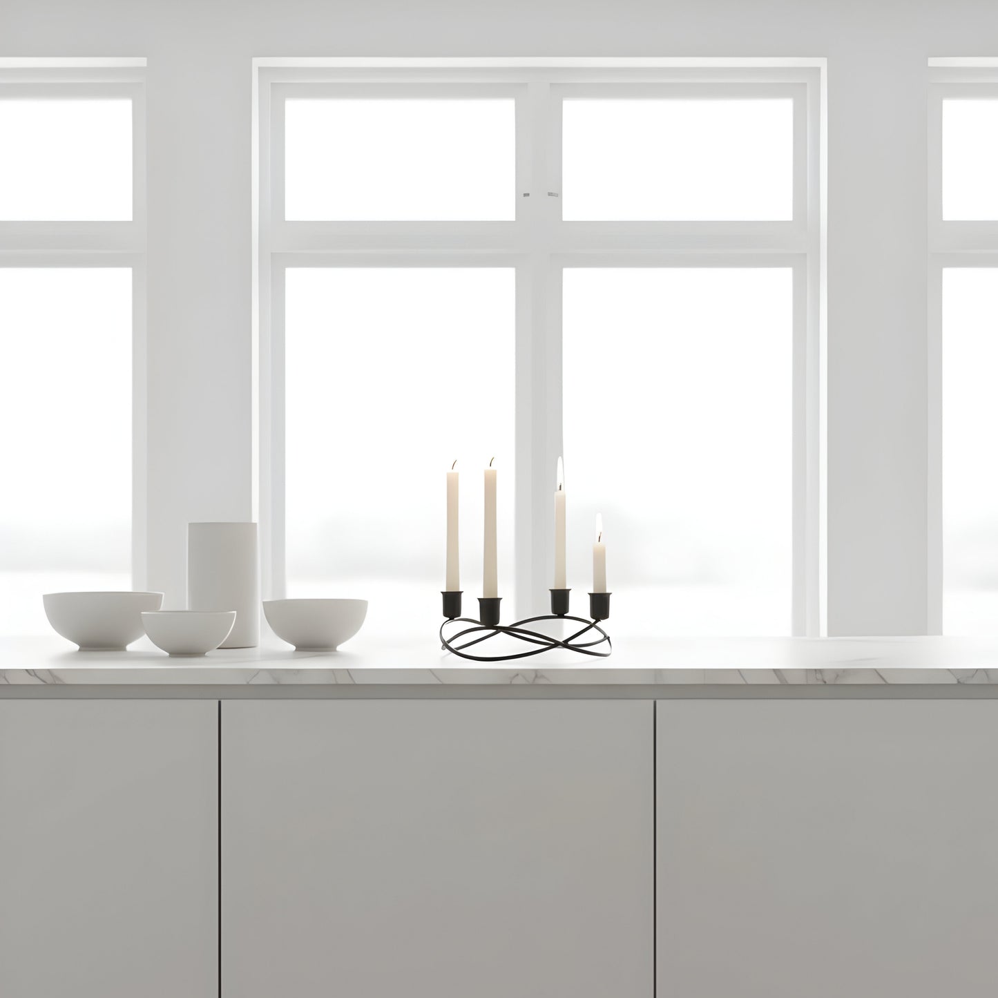 Svart ljusstake i metall – design för advent & året runt