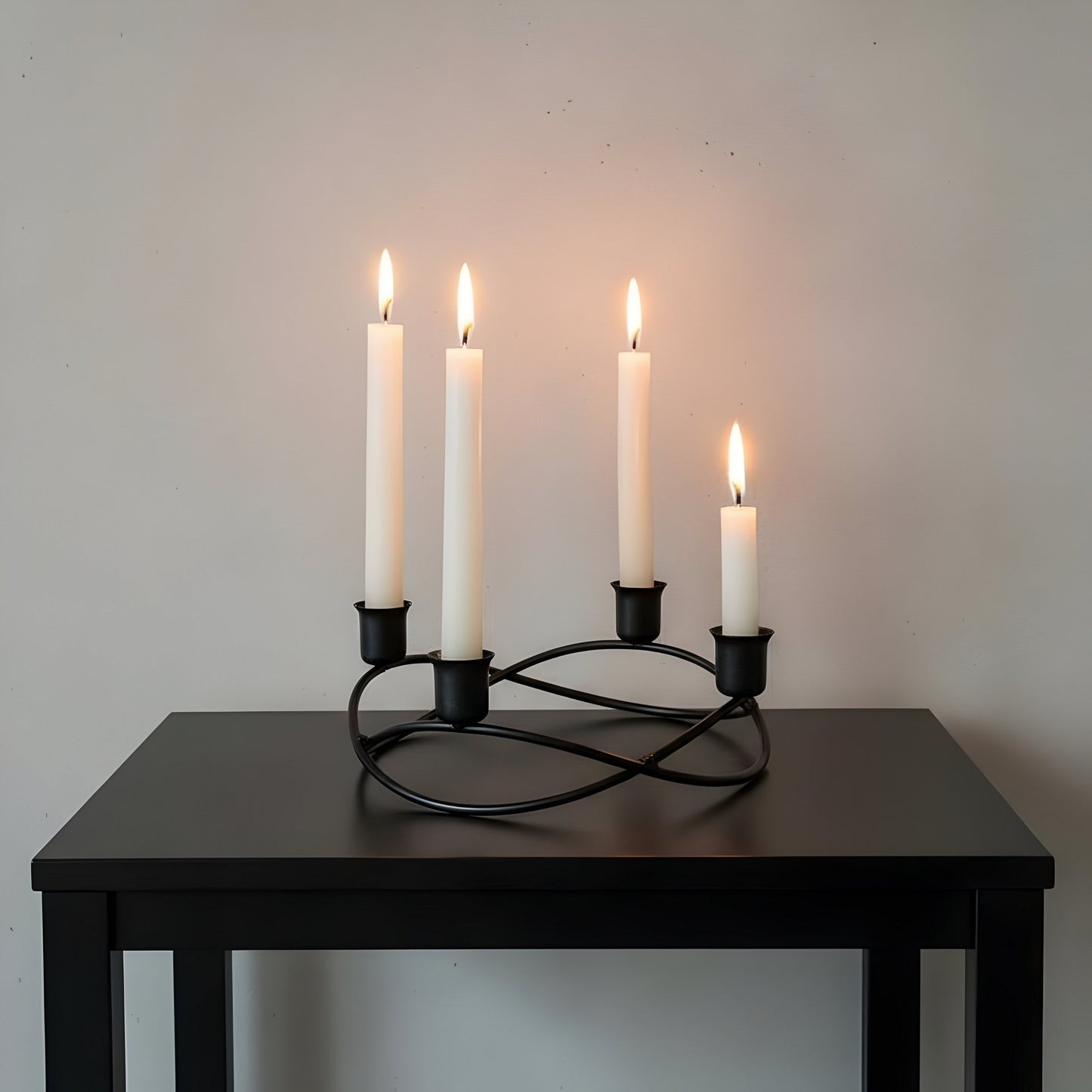 Svart ljusstake i metall – design för advent & året runt