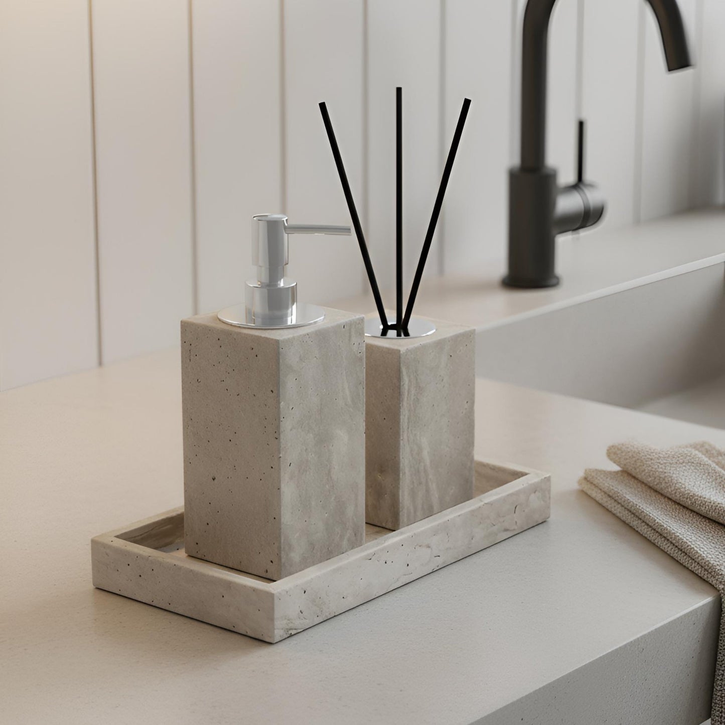 Badrumsset i Travertin - Tvålpump, Doftspridare & Bricka